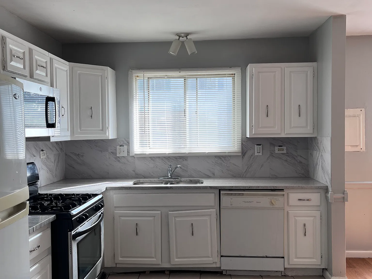 3 bed, 1.5 bath, 1295 sqft, $2,150 — Photo 4