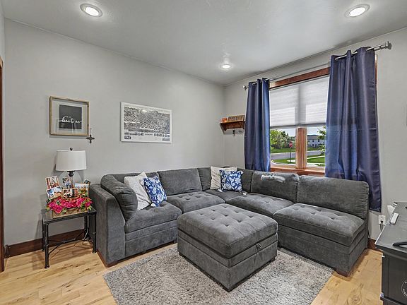 4th image of 396 Willowbrook Dr