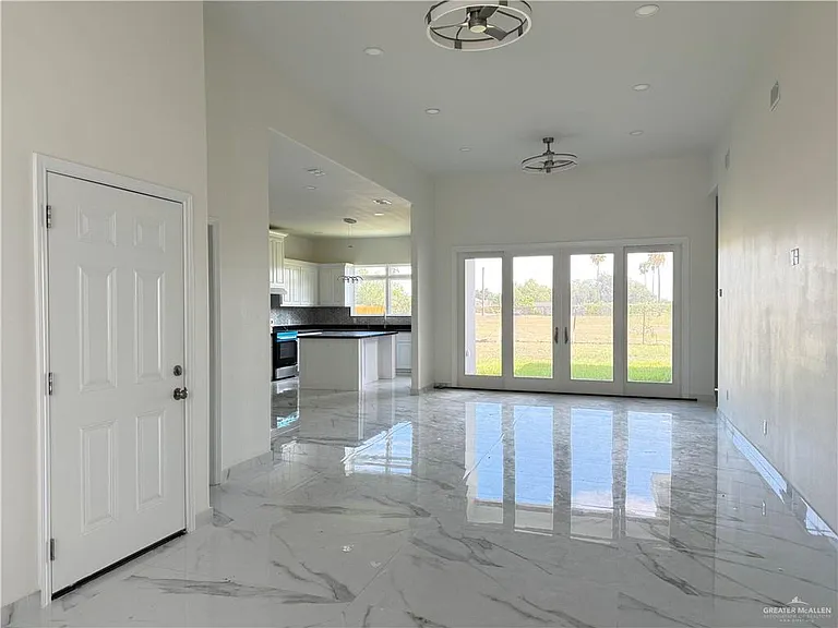 215 Constellation Dr — Photo 2