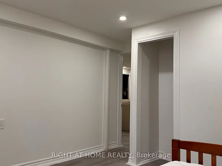 980 Midland Ave #BASEMENT — Photo 12