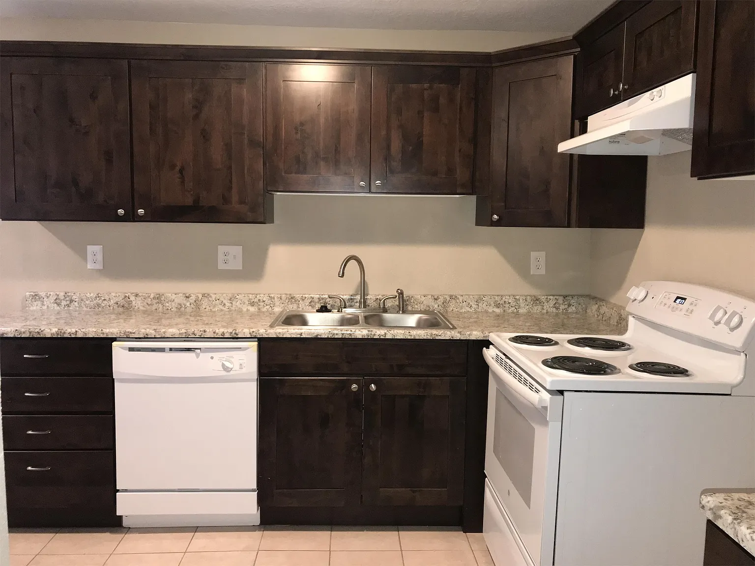 2553 South Lake Park Cr - 2 — Photo 3