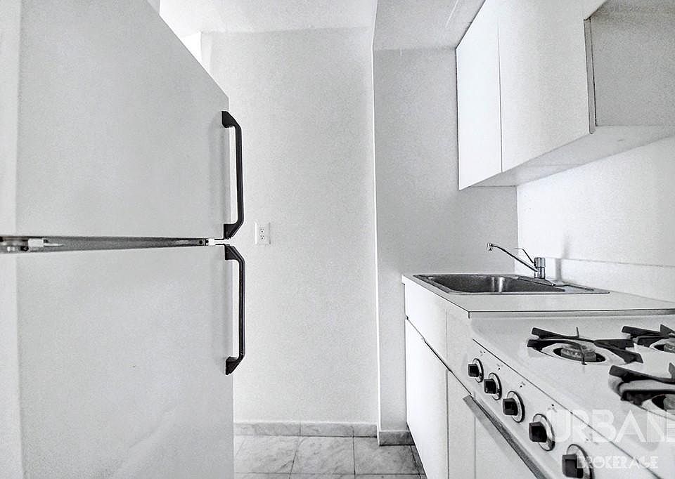 2nd image of 35 Grove St APT Gk