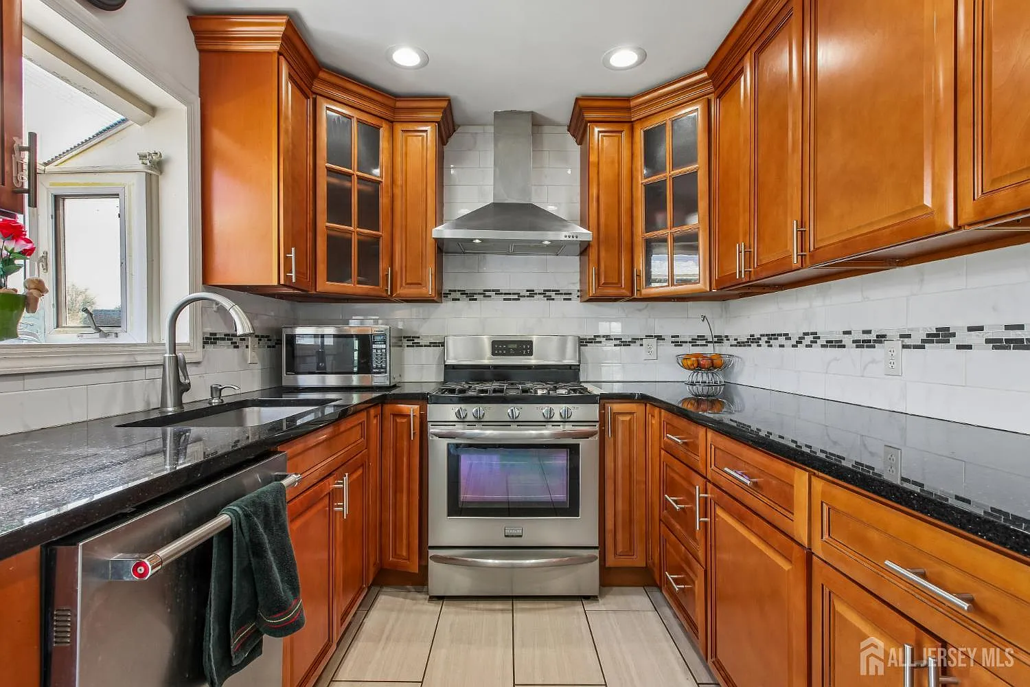 4 bed, 1.0 bath, 1152 sqft, $3,000 — Photo 1