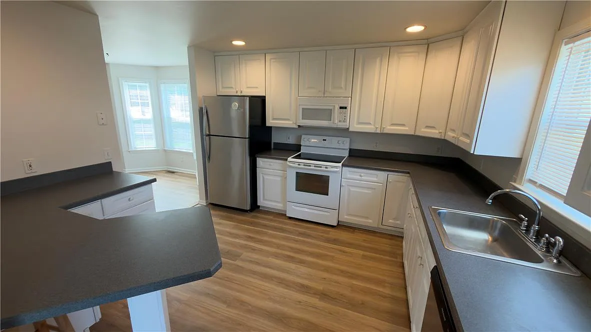 3 bed, 2.5 bath, 1996 sqft, $2,950 — Photo 3