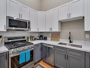 Full kitchen, ready for delicious food!