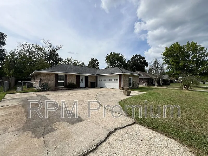 3 bed, 2.0 bath, 1626 sqft, $1,900 — Photo 2