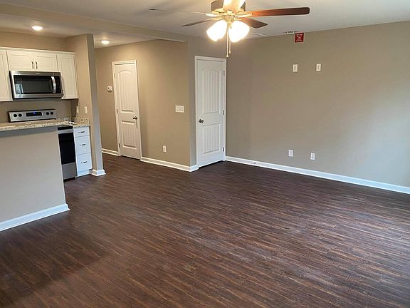 4th image of 135 Country Ln Unit 303