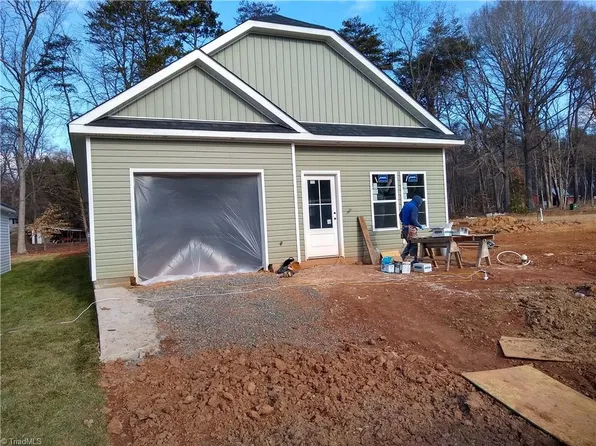 711 Meadowgreen Village Dr #711, Eden, NC 27288
