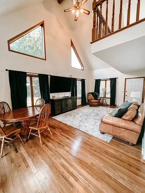 1077 Marshalltown Blvd
