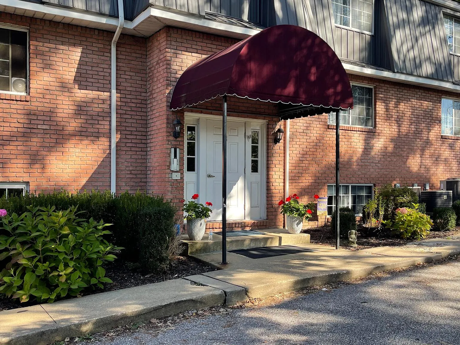 1 Stratford Dr — Photo 1