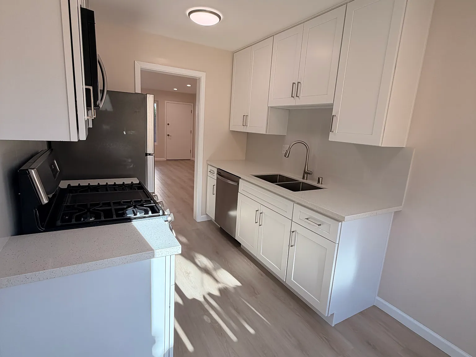 3 bed, 1150 sqft, $3,475 — Photo 2
