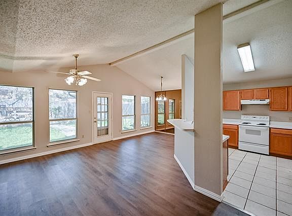 5th image of 1104 Cardinal Oaks Dr