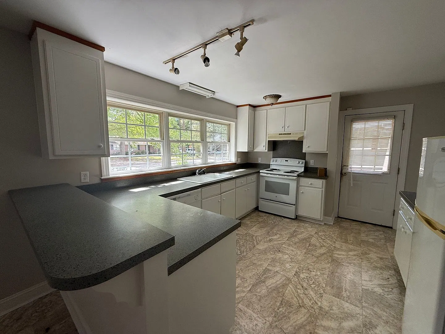 1504 Gold Street — Photo 2