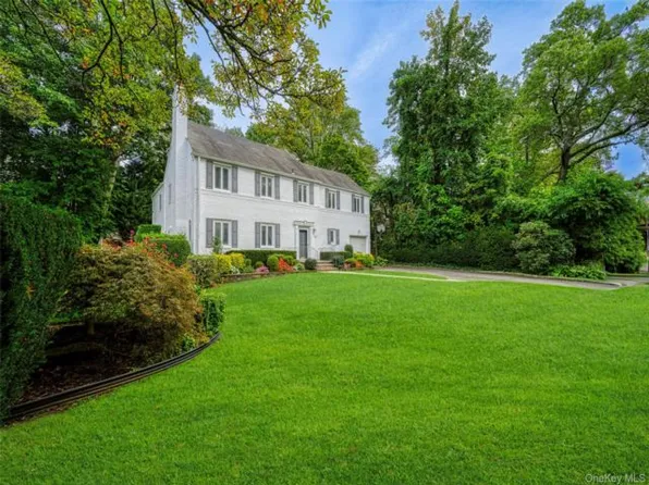 23 Parkside Dr, Great Neck, NY 11021