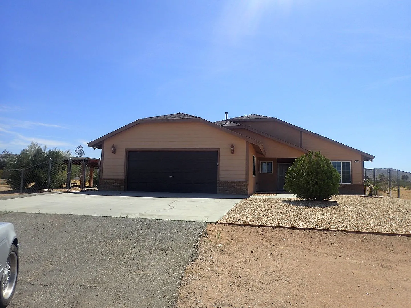 4 Bedroom 2 bath with admirable amount of fenced in property. — Photo 1