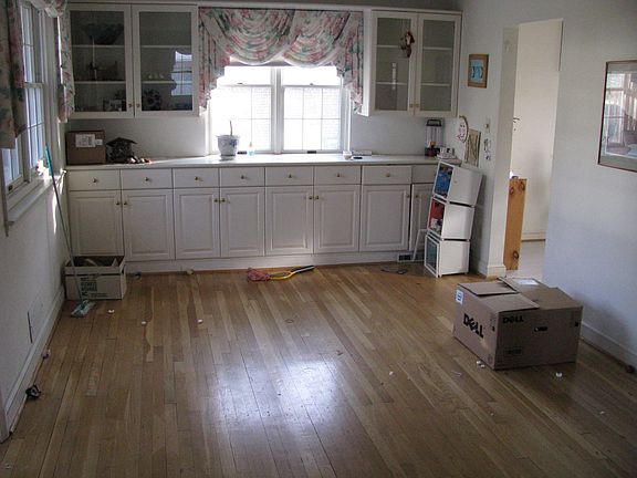 dining room w/ built ins