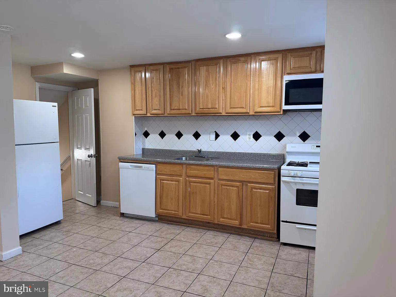 3 bed, 992 sqft, $1,800 — Photo 2