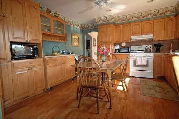 Maple kitchen with hw floor