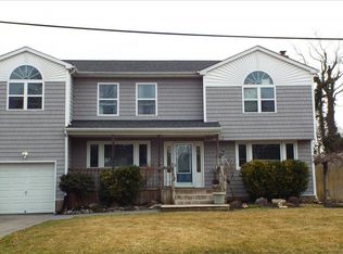 195 Mohawk Ave, Deer Park, NY 11729