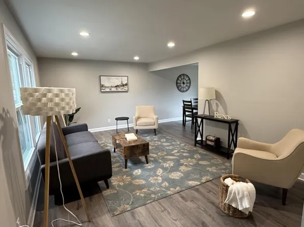 439 W Mall Rd, Glendale, WI 53217