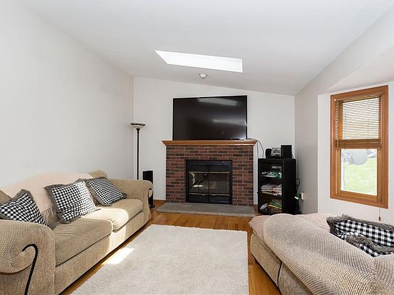 3rd image of 109 Tadsworth Cir