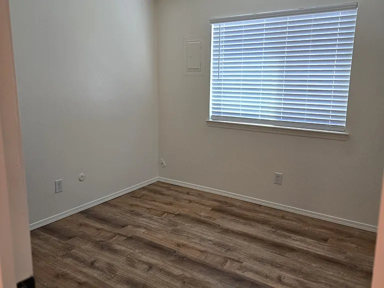 2109 Chelwood Park Blvd NE #D — Photo 12