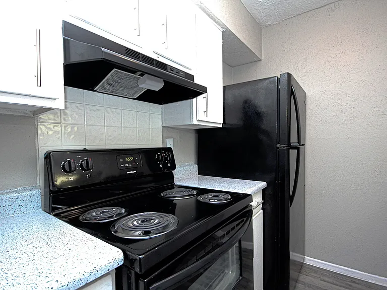 Devon Park Apartments — Photo 7