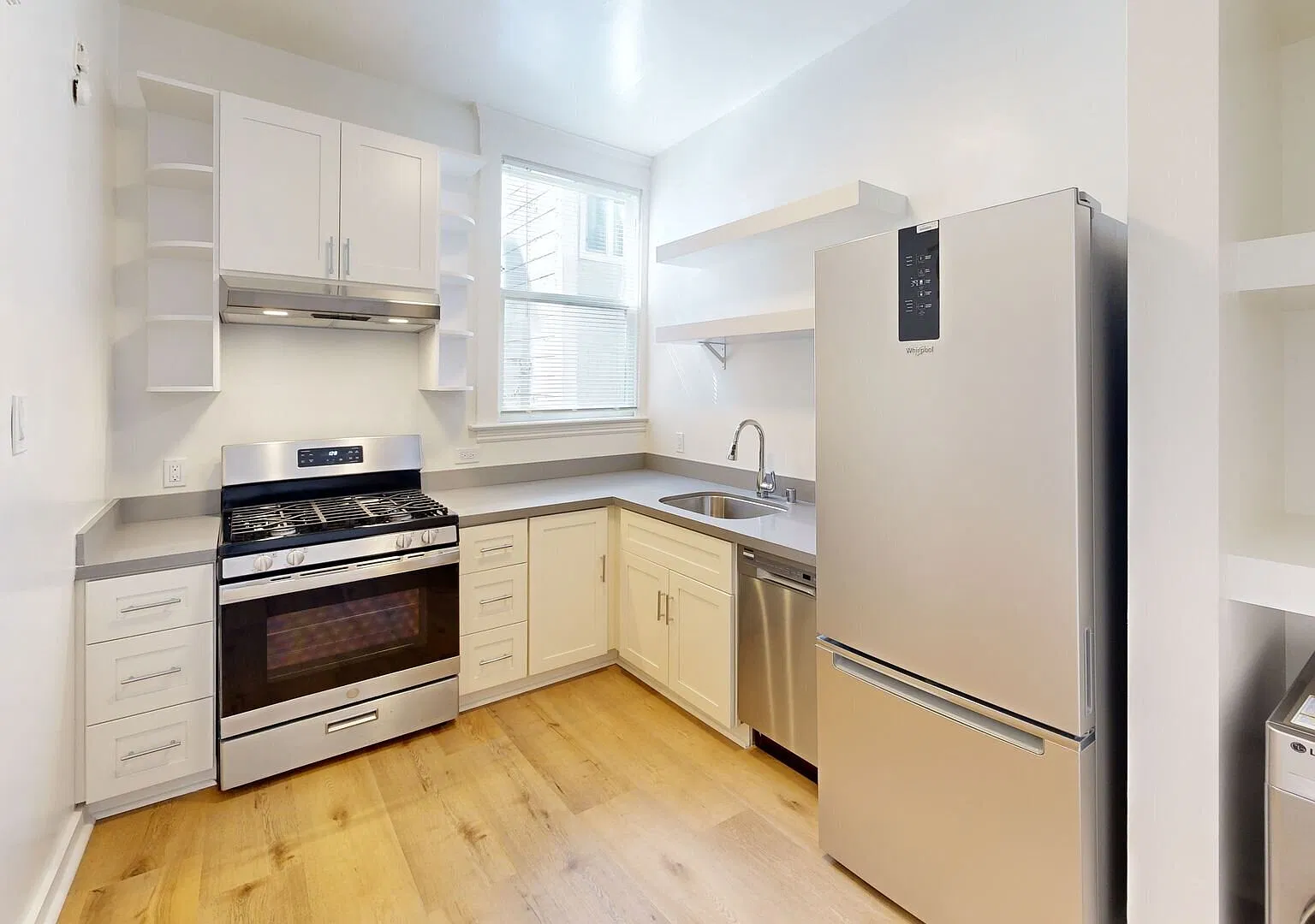 Renovated Studio with Washer/Dryer in Nob Hill — Photo 3