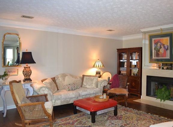 4th image of 1020 Essex Ct