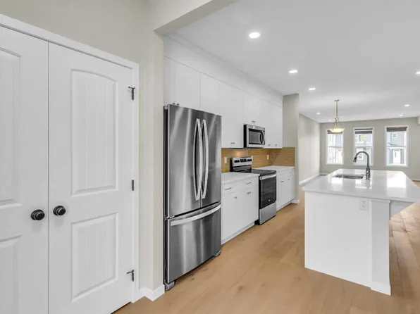 249 N Aquila Dr NW, Calgary, AB T3R 1Y6
