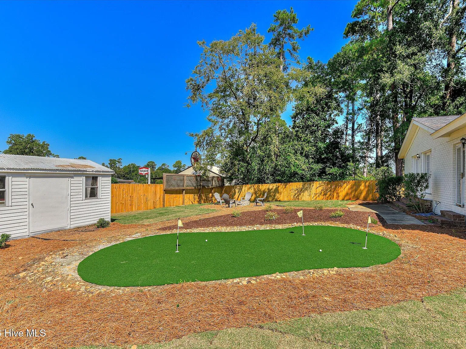 4 bed, 2.0 bath, 1659 sqft, $2,400 — Photo 2