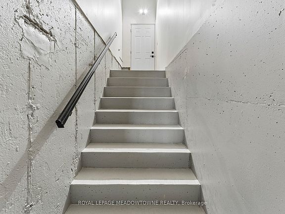 5th image of 15 Learmont Ave