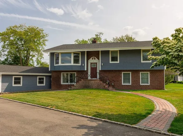 9 Kennedy Lane, West Islip, NY 11795