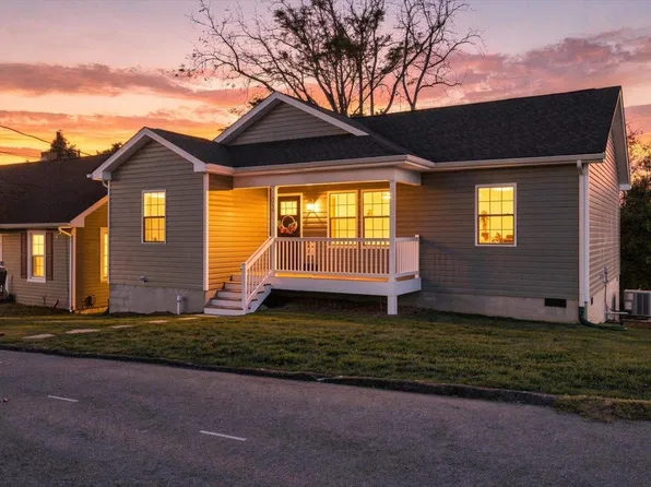 216 Thompson St, Staunton, VA 24401