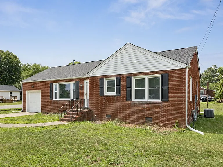 1815 Canterbury Rd — Photo 2