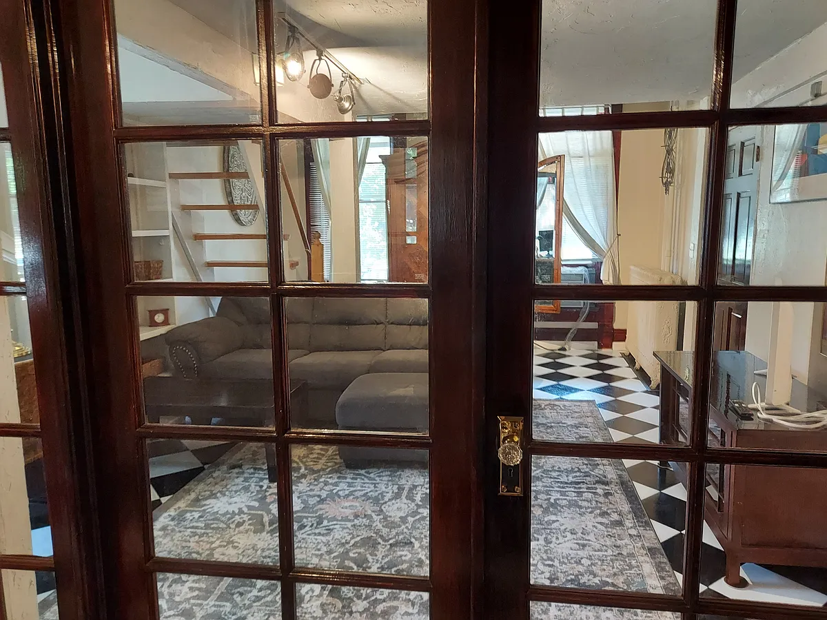 Building Photo - 334 E Mulberry St #1