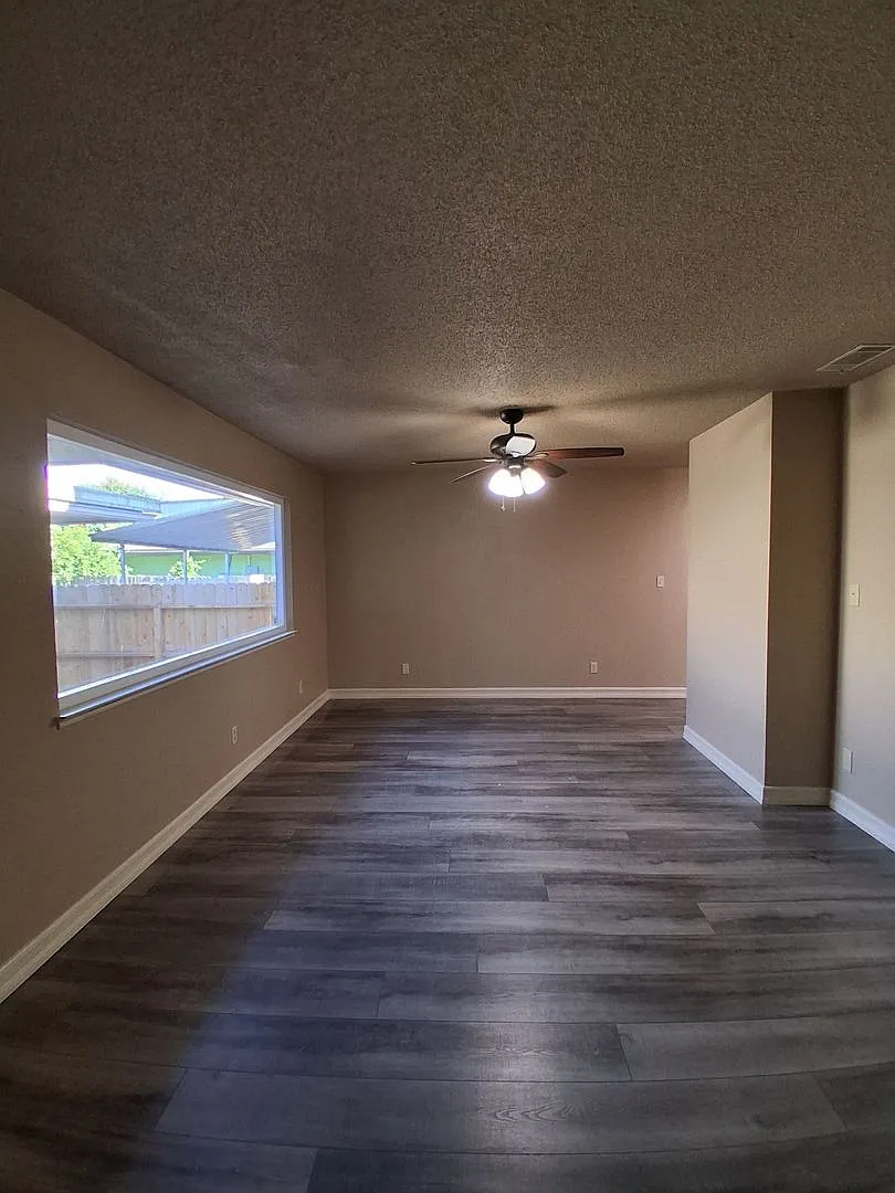 5780 N. 8th St. Duplex — Photo 4