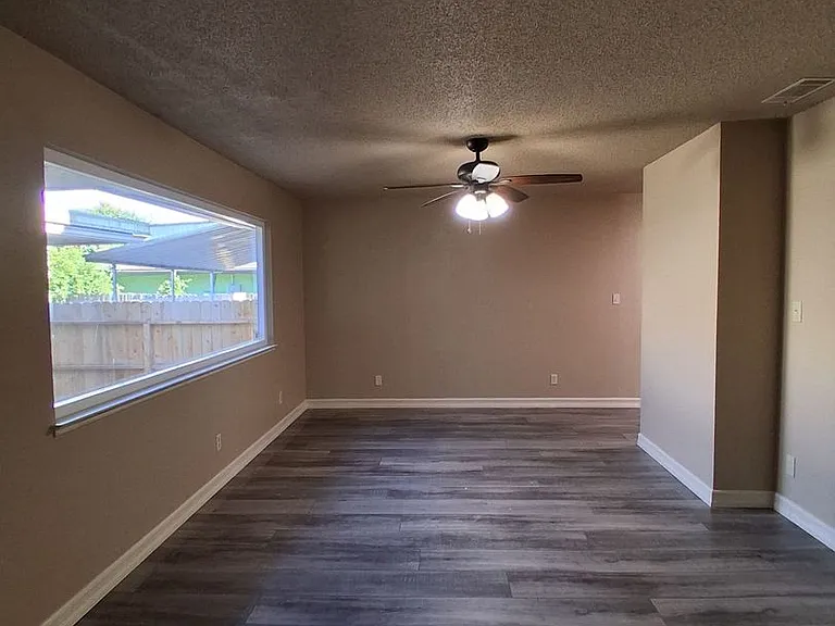 5780 N. 8th St. Duplex — Photo 4