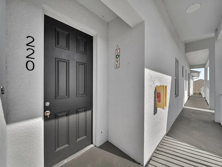 275 SW 4th St #220 — Photo 35