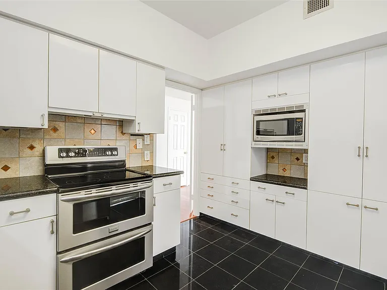 15 Greenway Plz #10G — Photo 26