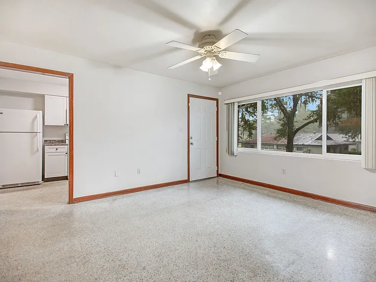 1820 NW 10th St — Photo 49