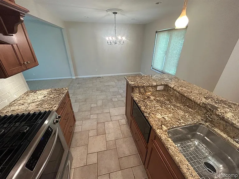 24915 Lakeland St — Photo 5