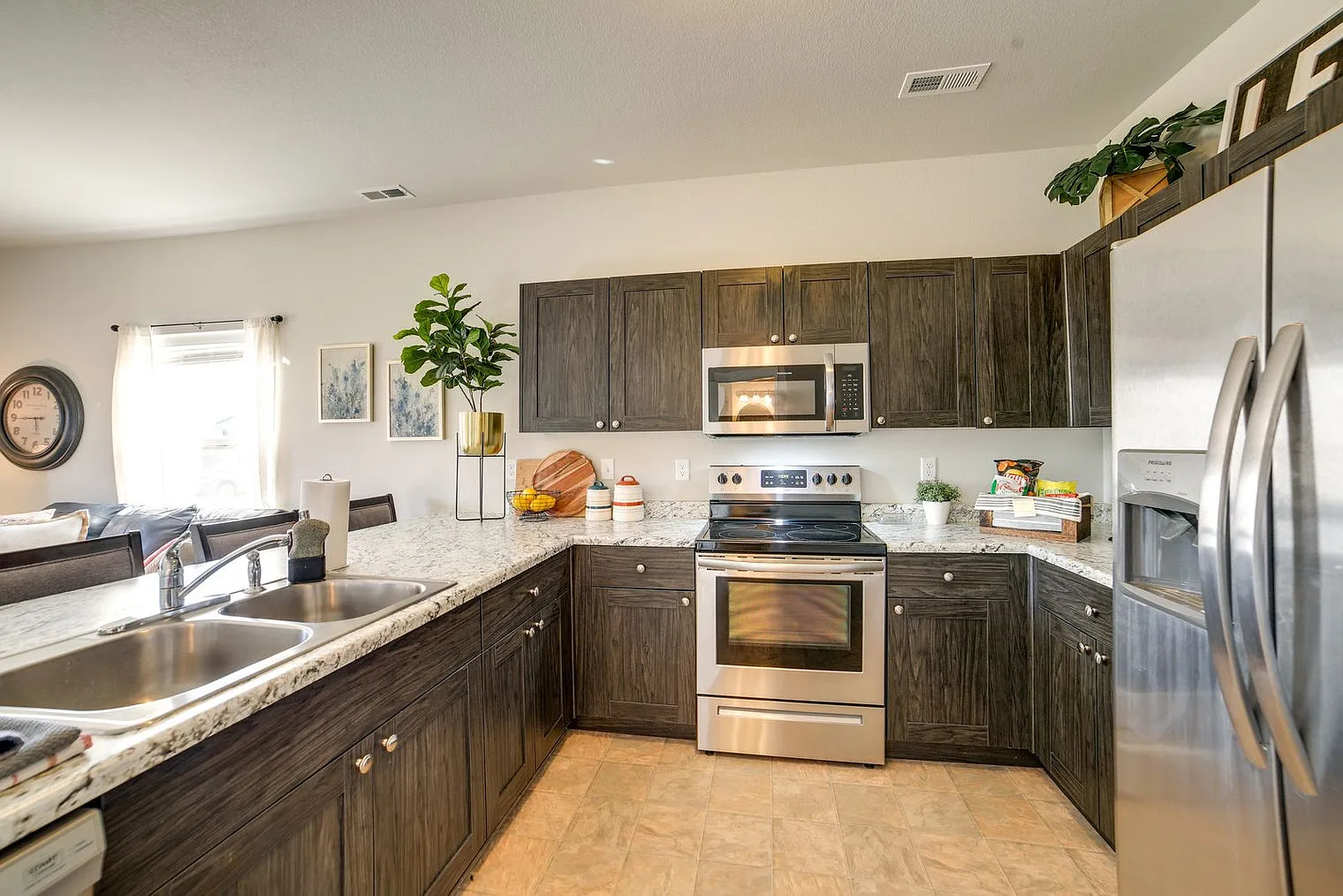 3 bed, 2.0 bath, 1496 sqft, $4,580 — Photo 3