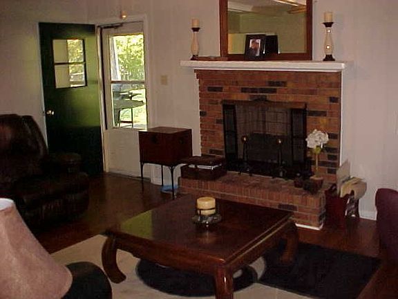 Family Room w/Gas Logs