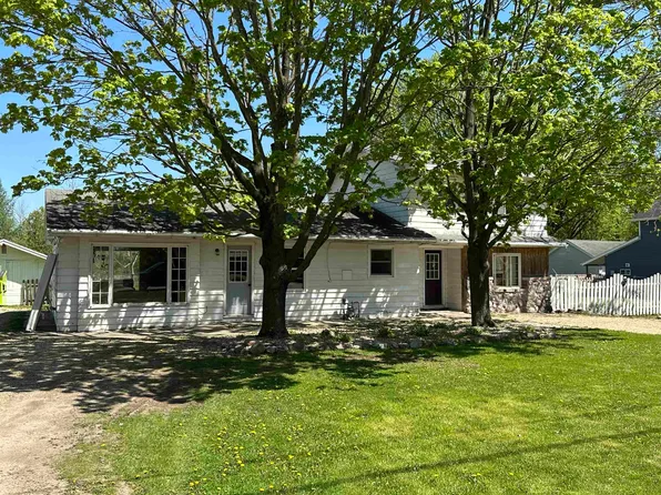 N4526 Ferry St, New London, WI 54961