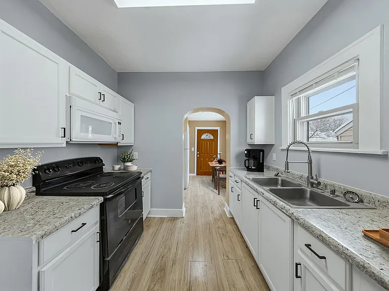 4532 W 172nd St — Photo 5
