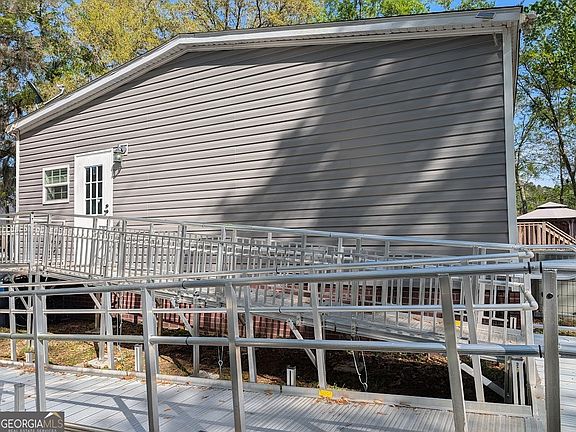 3rd image of 528 Laura St