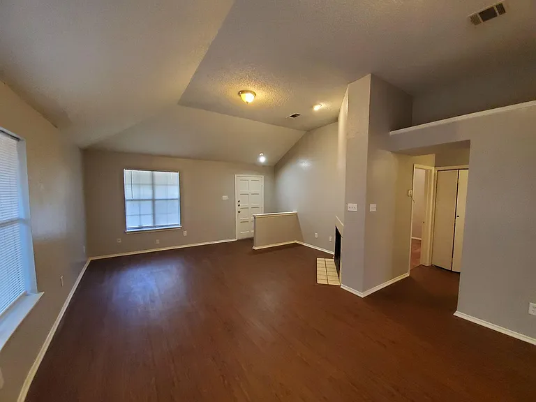 10212 Hillhouse Ln — Photo 2