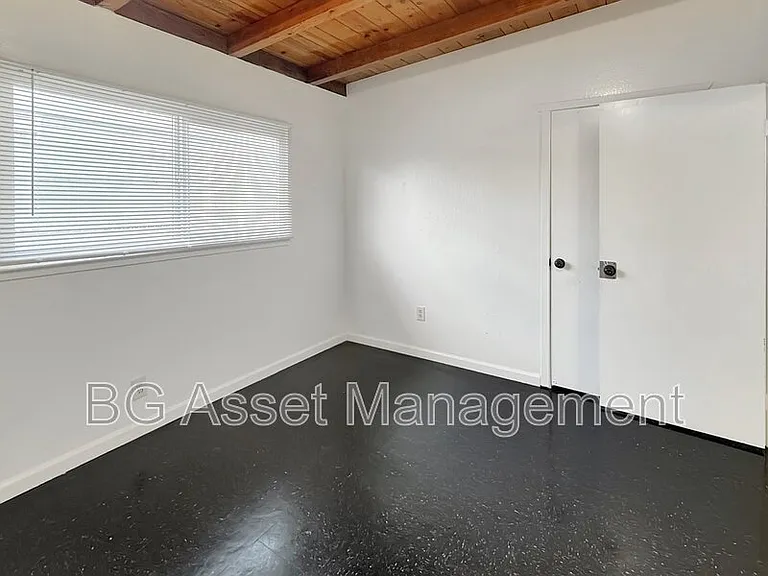 1526 Visalia Ave — Photo 13