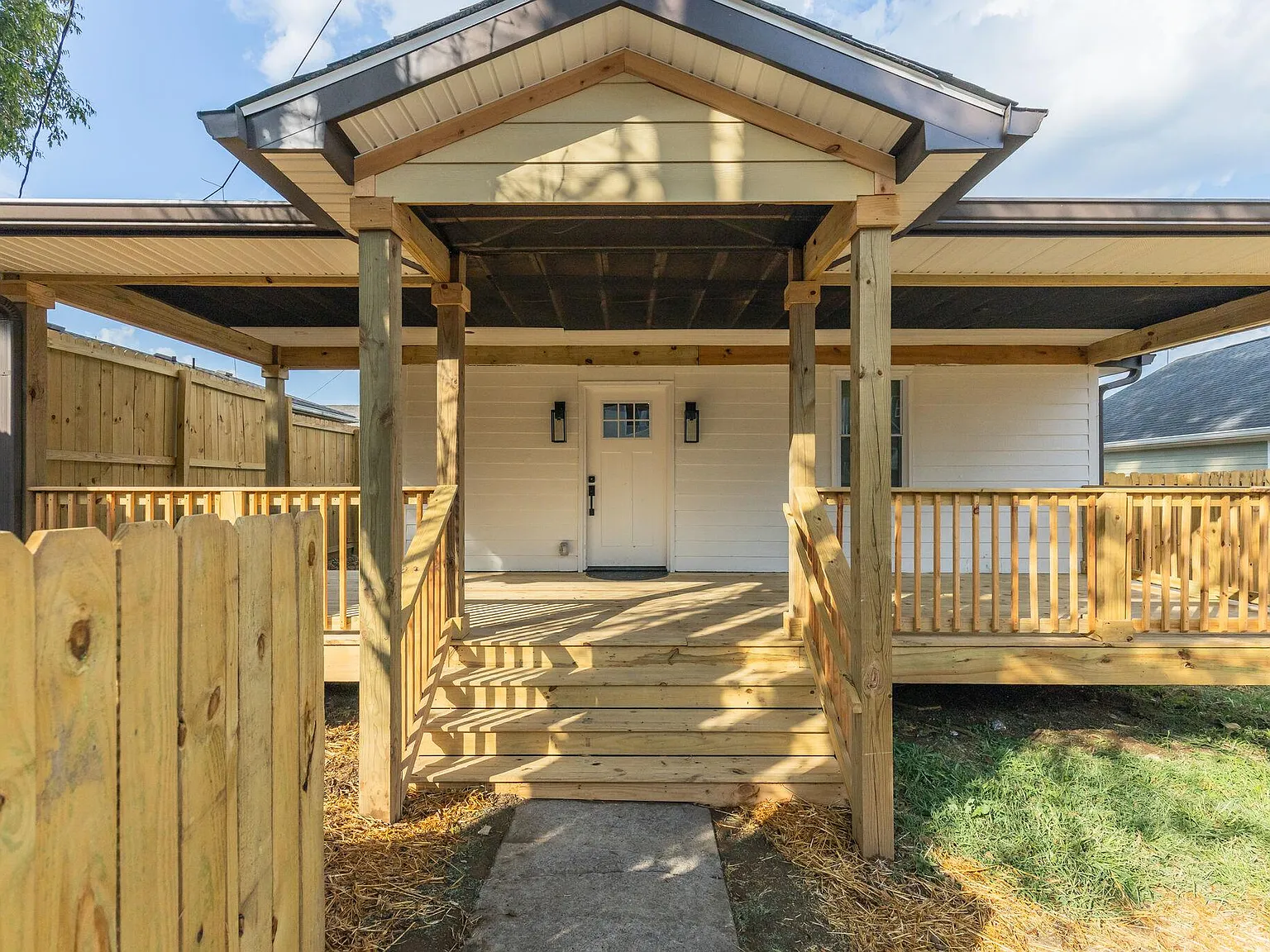 5842 Leslie Ave — Photo 1